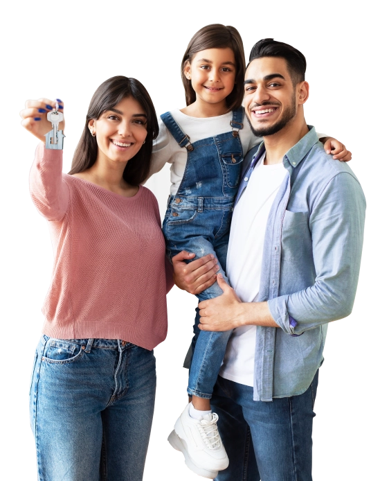  Familia de tres personas celebrando la construcción de su sueño de vivienda sentados en su nuevo hogar